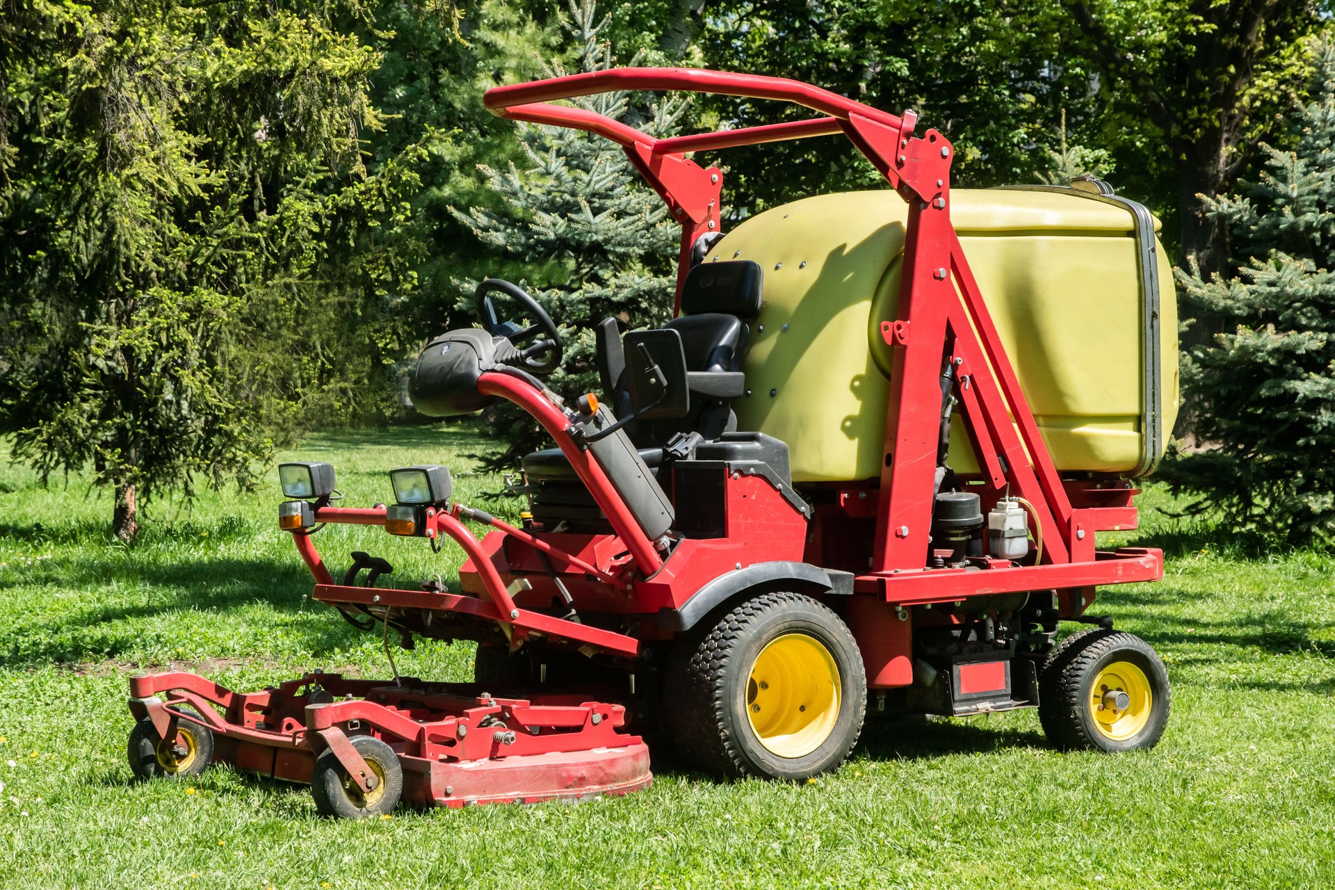 Professional ride on lawn mower